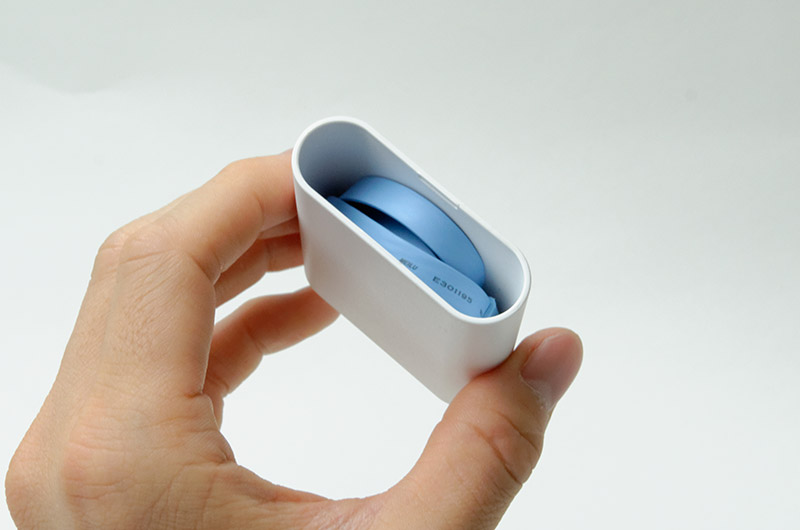 LANケーブルも付属。ケーブル備え付けでないホテルでわざわざフロントに借りに行く必要もない