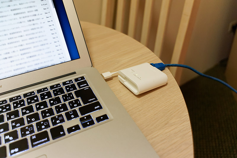 いろいろ迷ったあげく、MacBook AirのUSBポートに接続して使うことに。完全に有線LANと変わらないスタイル