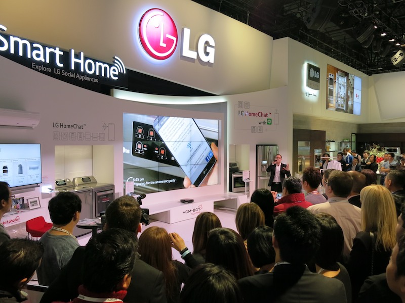 LGブース内のインテリジェント家電のデモステージは毎回大盛況だった