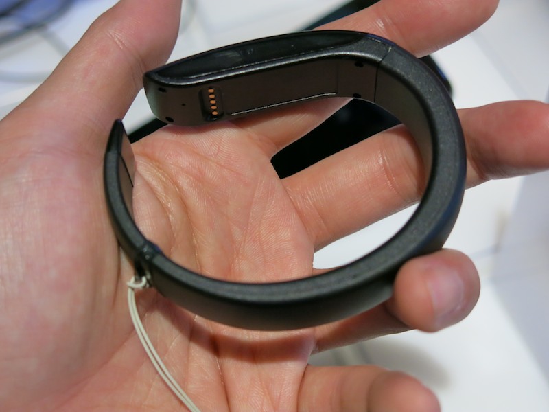 Lifeband Touchの内側には充電端子がある