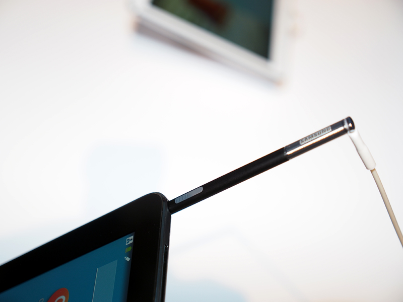 Sペンに対応し、端末に収納することができる