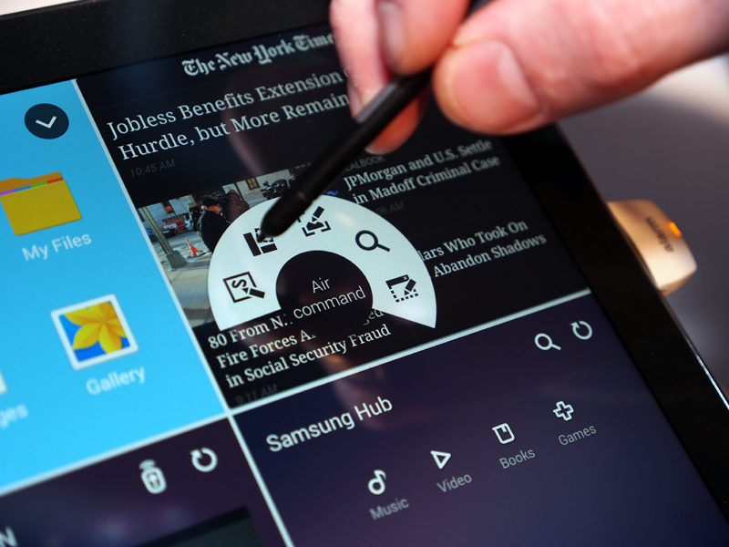 Sペンを近づけ、ボタンを押すとメニューが現れる。ここには、Sペンを利用する機能がまとめられている
