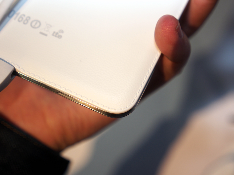 背面には「GALAXY Note 3」で導入したレザー風の素材を採用し、ステッチの模様も施されている