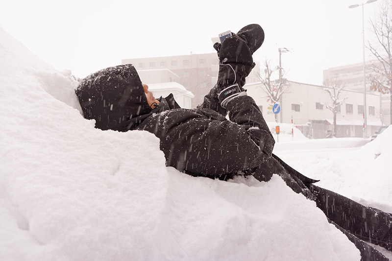 ガンガン雪が降る中でもスマートフォンを楽しめる。体の方は実はわりと寒いが……