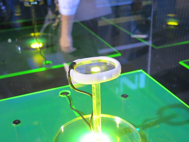 文字表示できるディスプレイだけでなく、アイコン表示用のディスプレイも搭載する