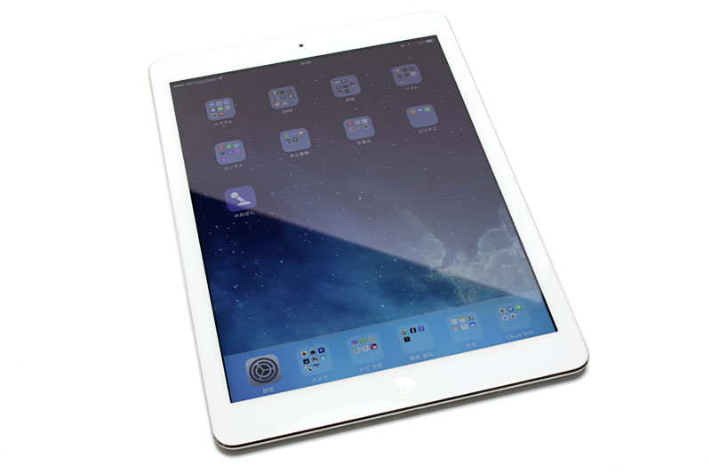 「iPad Air」のWiFi + Cellularモデル。香港版のSIMロックフリーバージョンを購入した。薄め軽めなので常時携帯大画面タブレットとしても実用的。