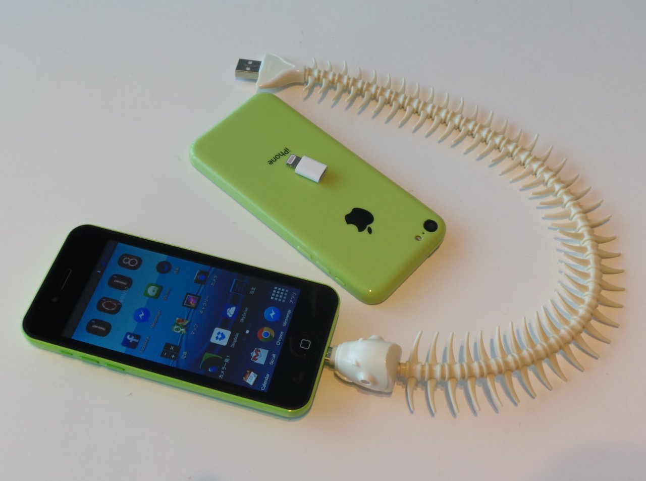残念ながらiPhone系には非対応だ。ライトニングアダプターを使用しての利用は自己責任で