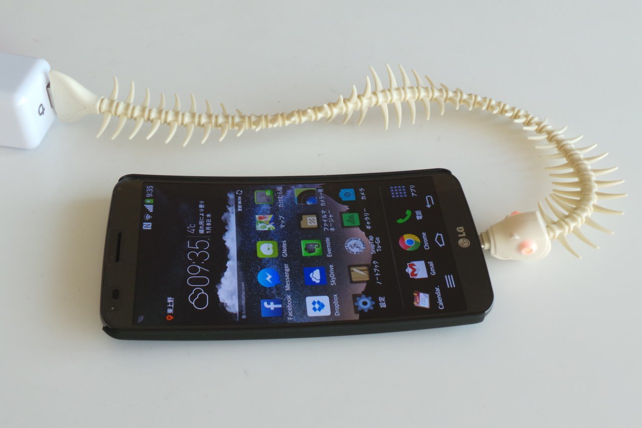 筆者の曲面スマホであるLG社 G Flexとのコンビネーションは「曲者」同士でとても気に入っている