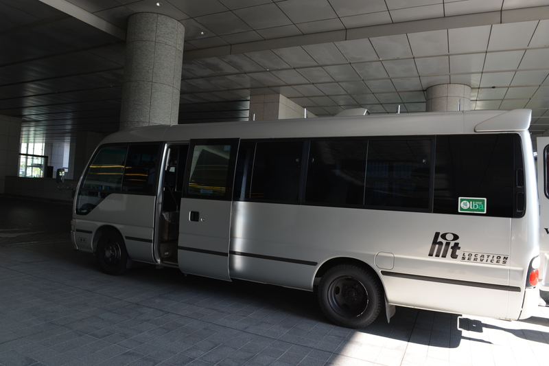 フィールド実験を行うバス。屋根にアンテナが装備されている