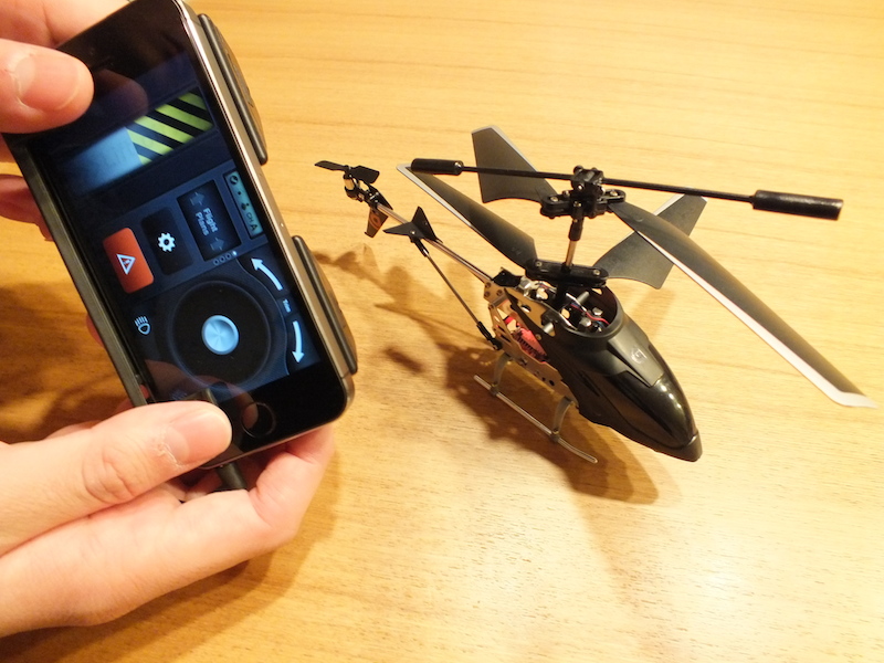 屋内飛行に適したコンパクトなボディーが特長の「Helo TC」。操縦のための専用アプリはApp Storeから無料でインストールすることが可能だ
