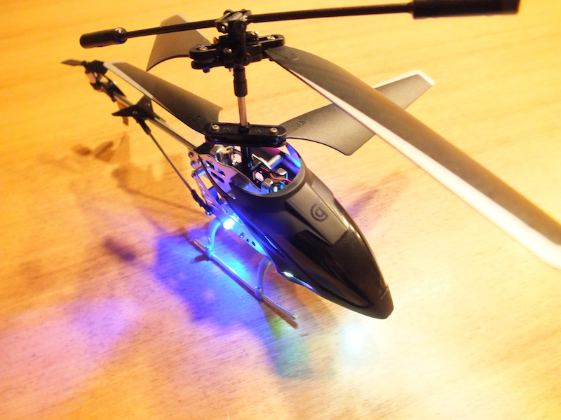 カラフルなLED点滅機能。バッテリーの消耗が気になる場合は、アプリで点滅をオフにすることも可能だ