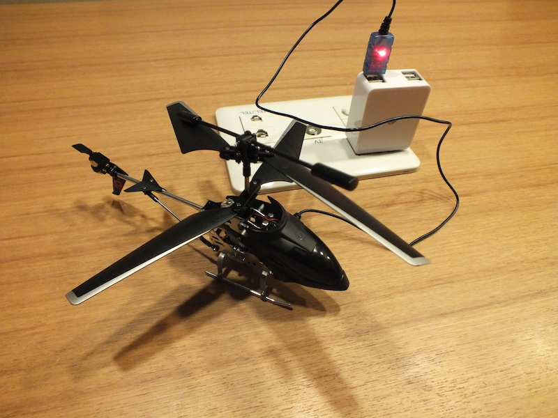 「Helo TC」はUSBによって充電を行う。満充電までの時間は30～40分程度