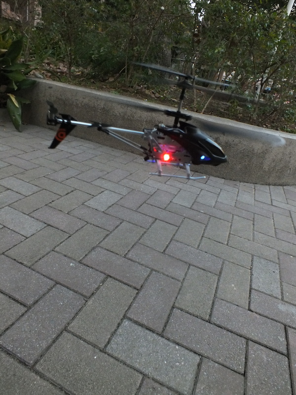 ホバリング中の「Helo TC」。試しに外で飛ばしてみたが、風の影響を受けやすいので、やはり屋内で遊ぶのがおすすめだ