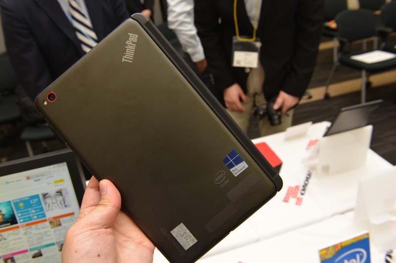 別売りのクイックショット・カバーを付けた「ThinkPad 8」