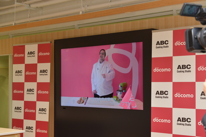 「ラ・パティスリー・デ・レーヴ」のパティシエ、フィリップ・コンティチーニ氏がお菓子作りを指南