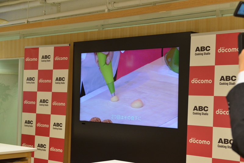 「ラ・パティスリー・デ・レーヴ」のパティシエ、フィリップ・コンティチーニ氏がお菓子作りを指南