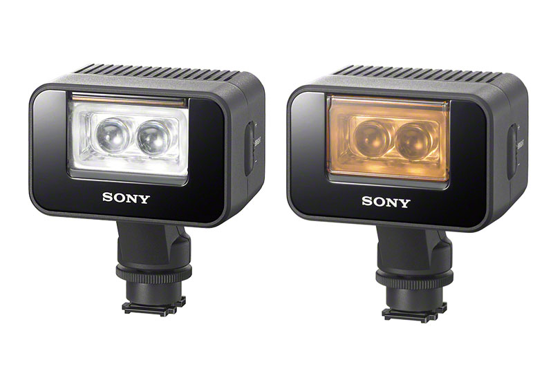 ソニーの「HVL-LEIR1 バッテリービデオIRライト」。光源色は白。内蔵パネルを下ろせば電球色に近い色になる。カメラのシューに装着可能。