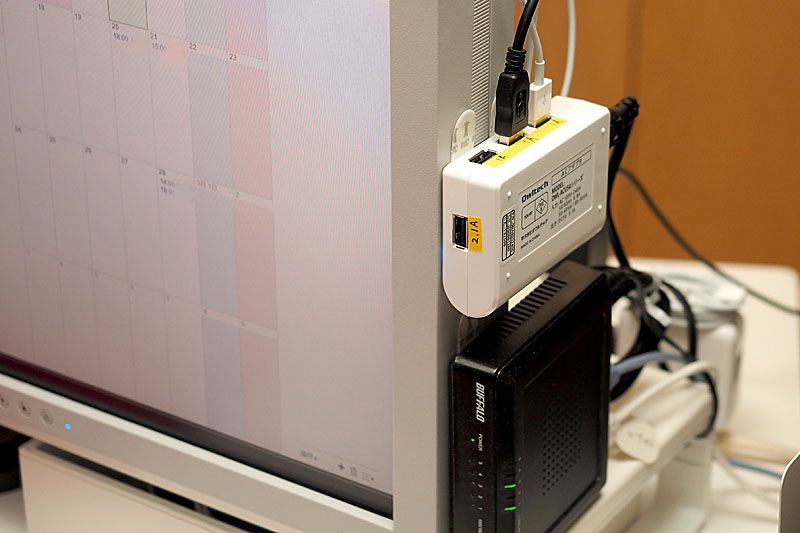 こんな感じでディスプレイ額縁横側に貼って使っている。貼るのに使っているのは住友スリーエム(3M)の「コマンドタプ」(http://www.mmm.co.jp/diy/command/tab/)。かなり強力っす。