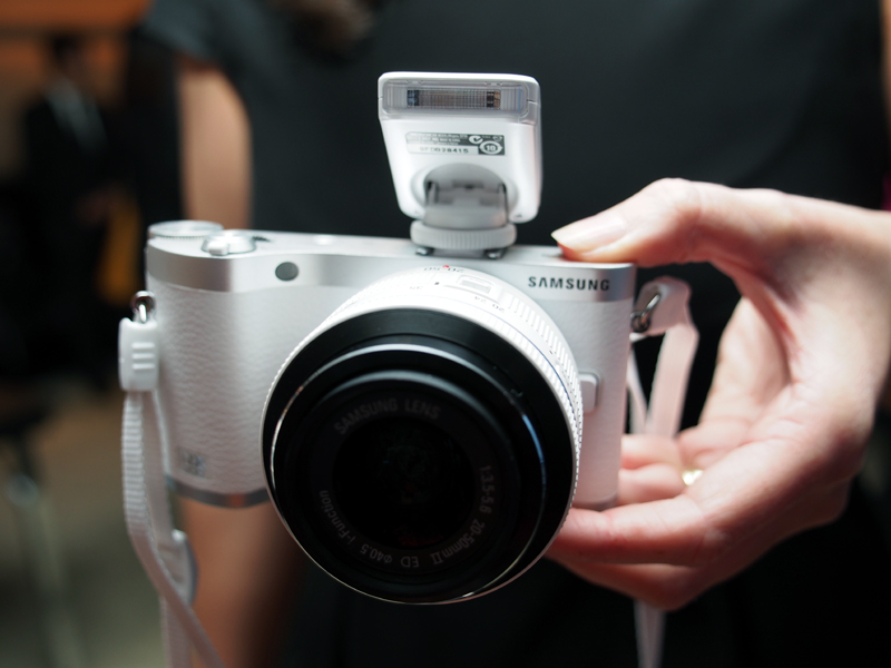 すでにTizen OS搭載の商用機はカメラとして発売されている。サムスン電子の「NX300M」がそれにあたる