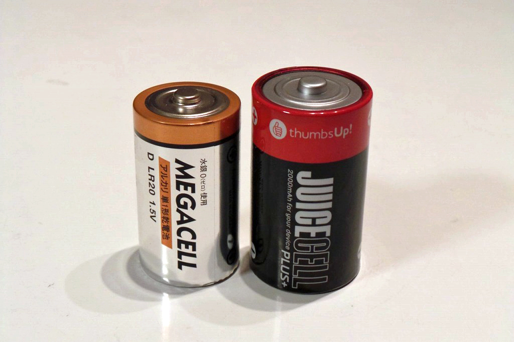 実際の単一乾電池と比べてみるとJUICECELLは一回りビッグだ