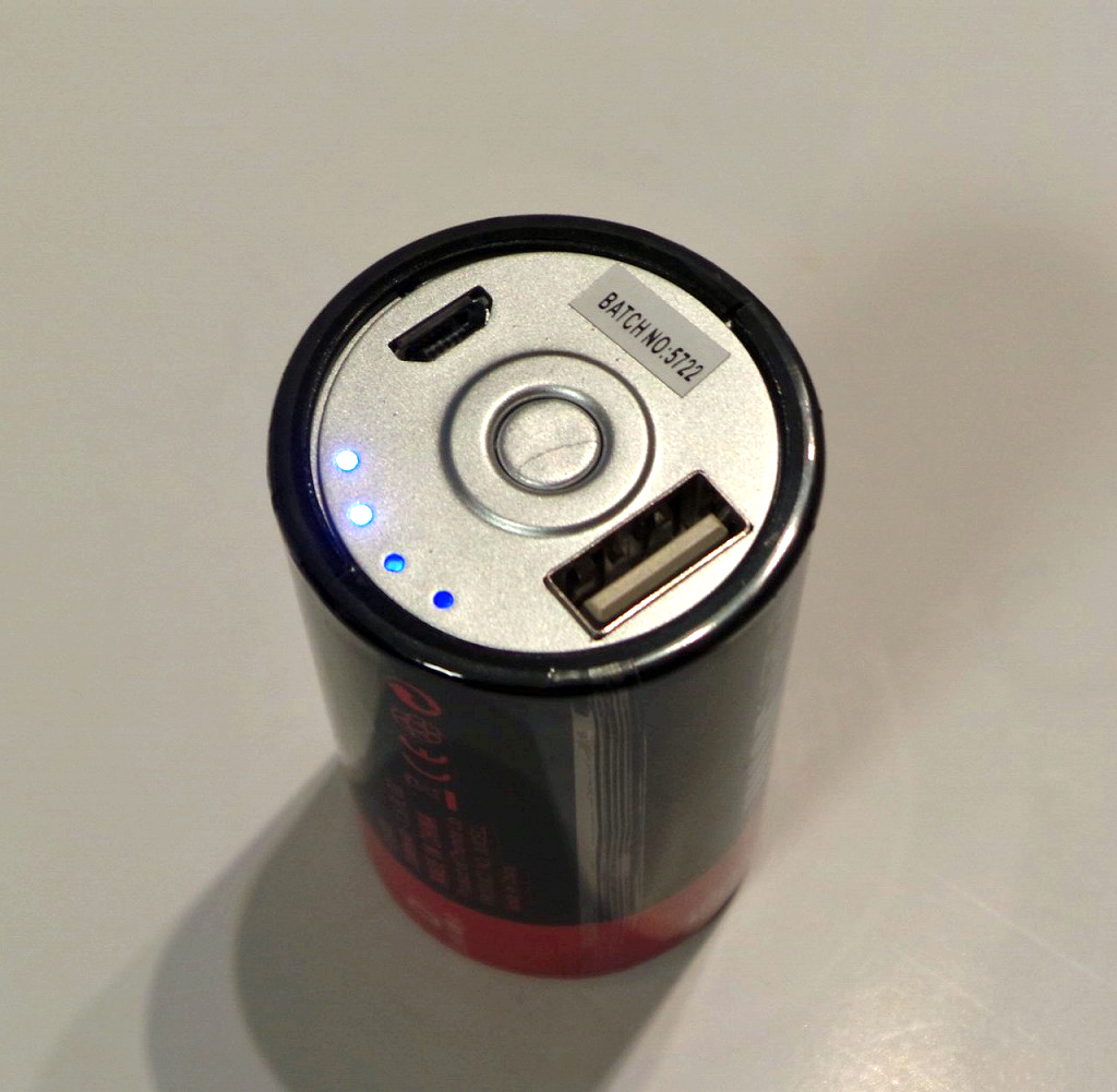 底面にはUSBモバイルバッテリーとしての機能が集約している