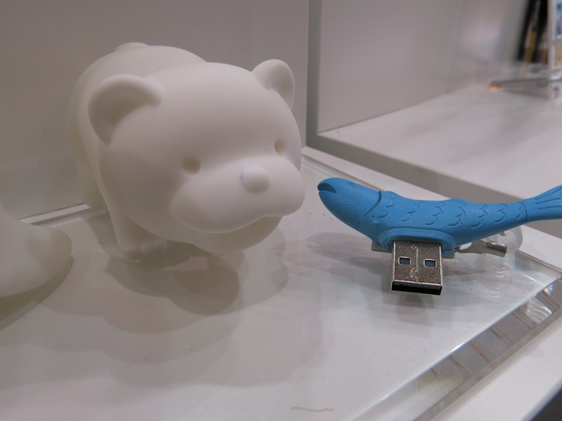 こちらはクマ。そしてUSBメモリ本体は魚