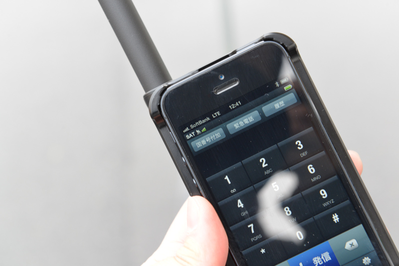 iPhoneに装着しアプリ経由で利用する衛星携帯電話システム「202TH」