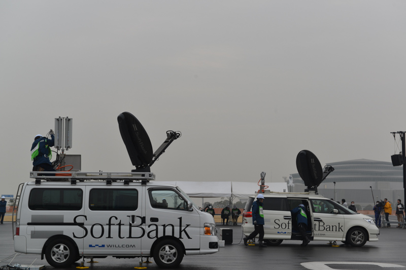 レンタカーで現場に到着した可搬型基地局