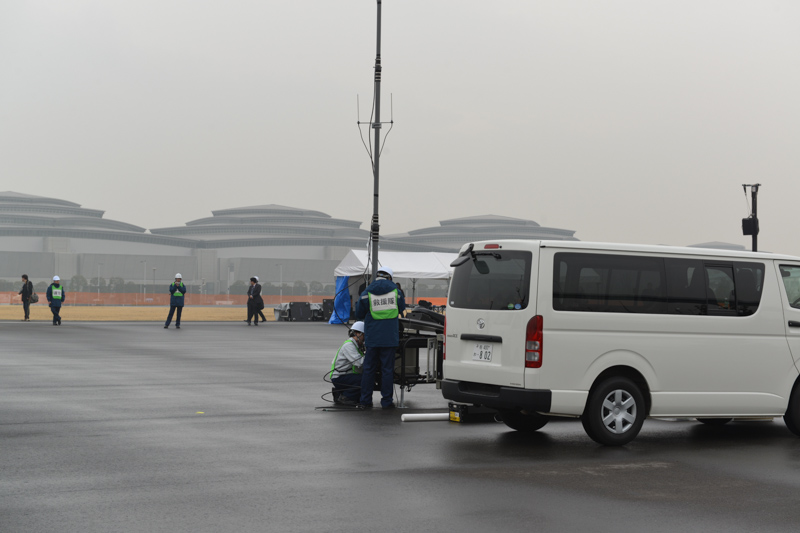 可搬型基地局と、可搬型基地局を設置できるルーフを搭載したワンボックスカー