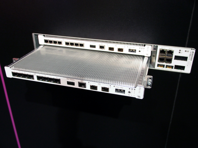 Radio Dotは無線ユニット「Indoor Radio Unit」にイーサネットケーブルで接続して利用する