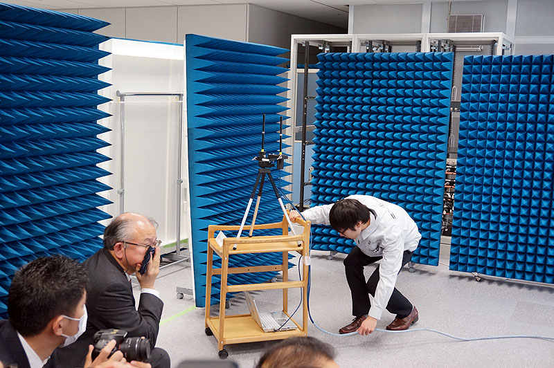 移動局にあたる装置をゆっくりと尖った四角錐の電波を吸収する壁と壁の間（窓に見立てている）に置くと干渉を受ける