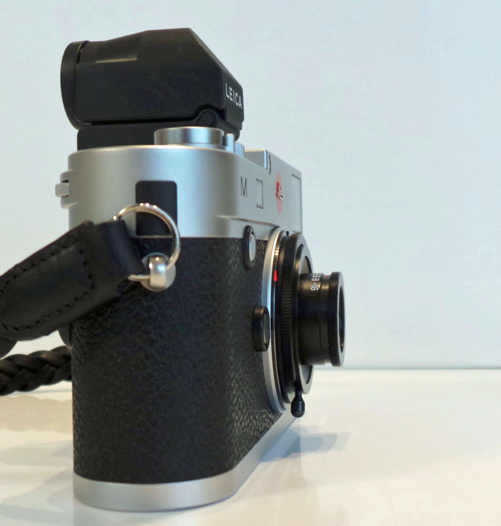 撮影のためにレンズを指先で引き出し回転して固定した状態はこんな感じだ