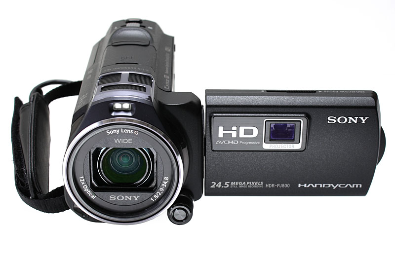 ソニーのハンディカム「HDR-PJ800」。強力な手ブレ補正機能「空間光学手ブレ補正」に加え、高輝度50ルーメンのプロジェクターを搭載したHDビデオカメラだ。2014年4月現在の実勢価格は8万円前後