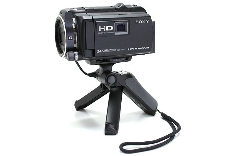 PJ800にグリップを装着した状態。グリップ部は好みの角度に調節できるので、ラクな姿勢で撮影できる。ボタン類の位置もまずまず良好だ