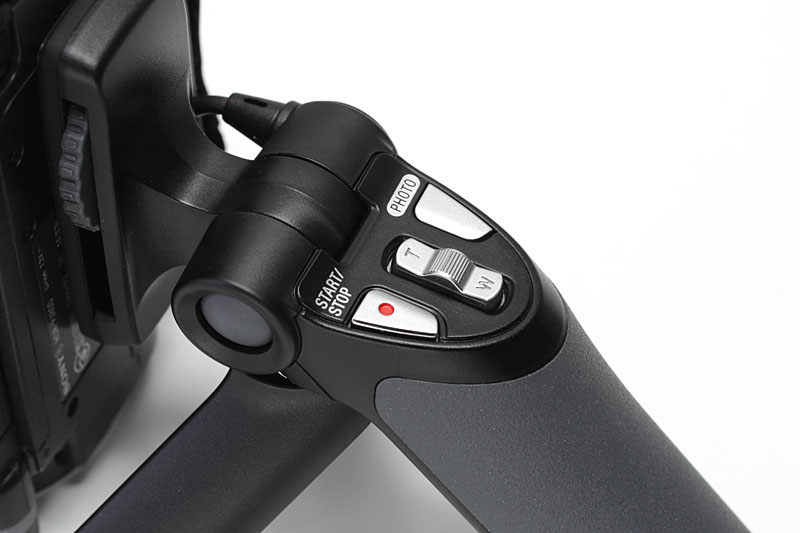 PJ800にグリップを装着した状態。グリップ部は好みの角度に調節できるので、ラクな姿勢で撮影できる。ボタン類の位置もまずまず良好だ