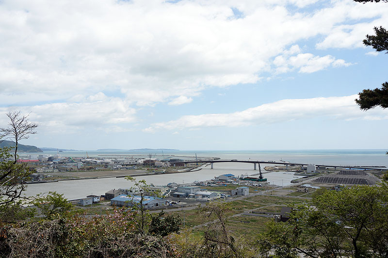 日和山から望む風景。この日はよく晴れていたが風が強かった。眼下には津波を受けて今は更地になったエリアが見える