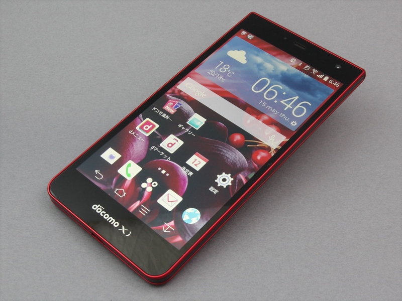 NTTドコモ／富士通『ARROWS NX F-05F』。サイズ：約140×69×10.4mm、重量：約159g、カラー：Gold、White、Red（写真）