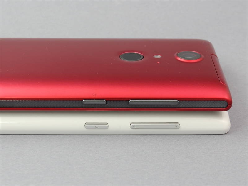 従来のARROWS NX F-01F（下）との側面の比較。厚みはほとんど変わらないが、ARROWS NX F-05Fは側面にカーボンのパーツがあしらわれ、デザイン上のアクセントになっている