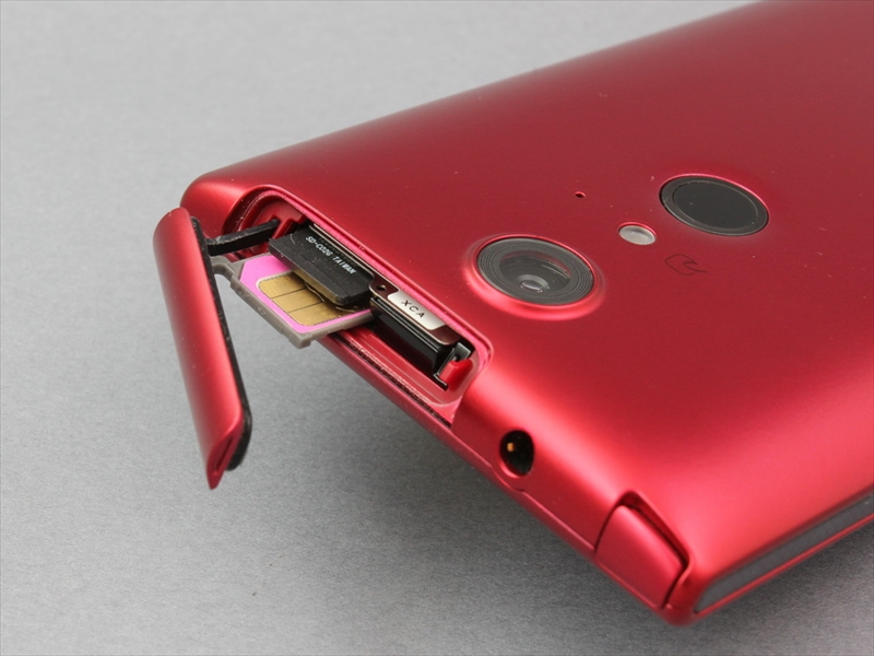 上面のキャップを開けると、microSIMカードとmicroSDメモリーカードのスロットがある。キャップ開口部内のすぐ右隣の黒い部分が赤外線通信ポートで、利用時はキャップを開ける必要がある