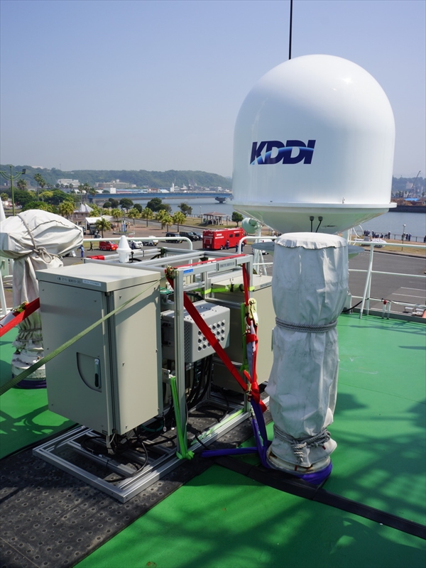 ブリッジの上の甲板に設置された携帯電話基地局。今回設置されたものは2.1GHz帯の設備。右側のドーム状の設備の中には、ジャイロを組み合わせた衛星回線用アンテナが入っている
