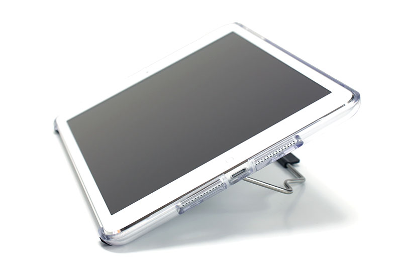 ケース背面にはスタンドが格納されていて、iPad miniを自立させられる。立て気味～寝かせ気味まで自由な角度で自立させられる。3点の滑り止めにより、意外なほど安定的に自立させられる。ただし、ケース側の滑り止めが少々剥がれやすい
