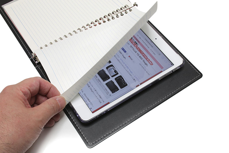ノートの表紙で視線を遮り、隣の人に画面を覗かれないようにすることもできる。画面にページをかぶせれば、即時的かつ自然な画面隠しも可能だ