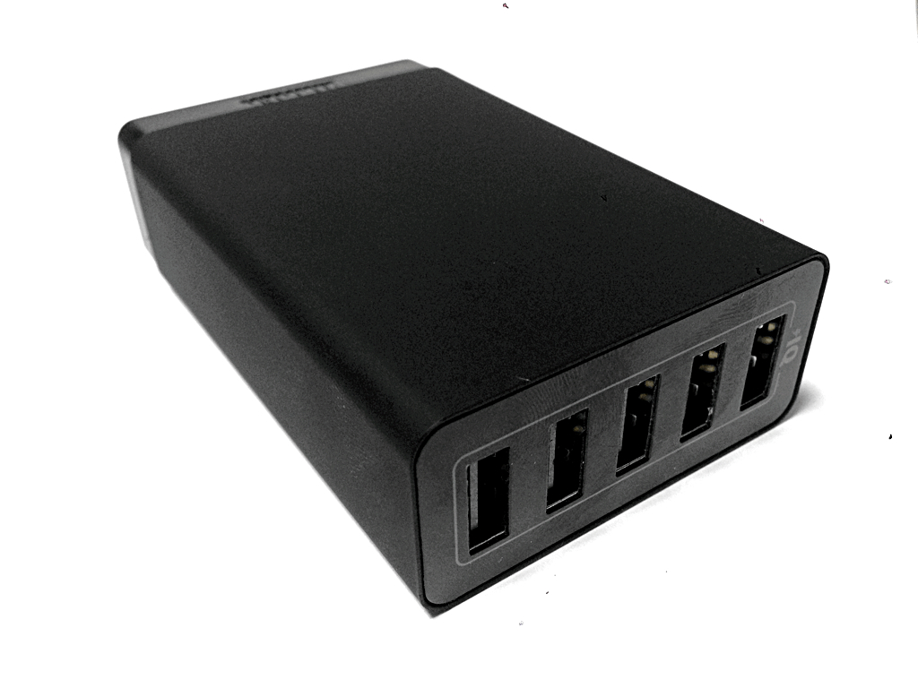 Anker 40W 5ポート USB 急速充電器。白と黒の2モデルがあり、こちらは黒モデル