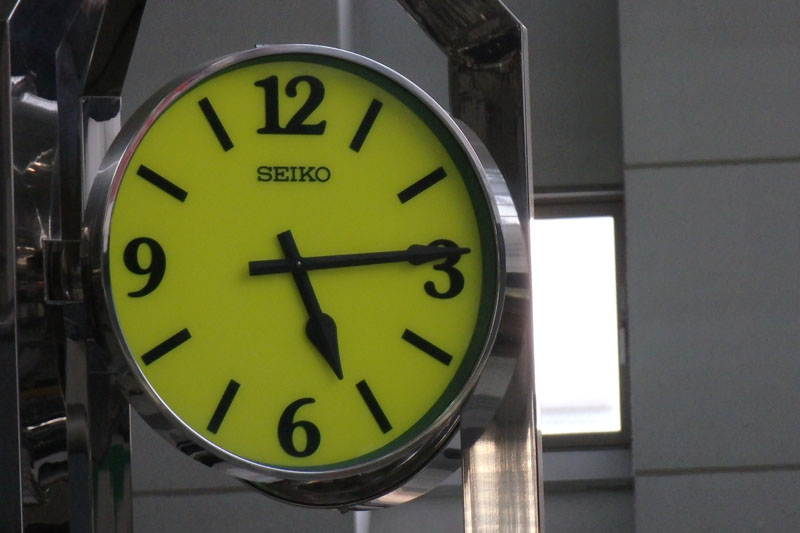 左から、24mm相当で撮影した静止画（リサイズ）、600mm相当（リサイズ）、600mm相当の静止画のドットバイドット切り出し。600mm相当で撮影したときのシャッター速度は1/125秒だが、手ブレは見られない（と思う）