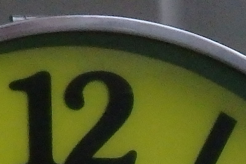 左から、24mm相当で撮影した静止画（リサイズ）、600mm相当（リサイズ）、600mm相当の静止画のドットバイドット切り出し。600mm相当で撮影したときのシャッター速度は1/125秒だが、手ブレは見られない（と思う）