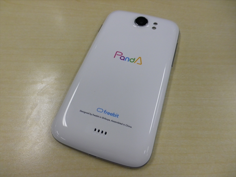 背面。カバーを外すとデュアルSIMスロットが顔を出す