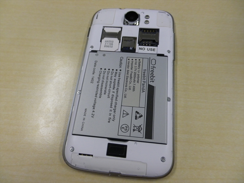 背面。カバーを外すとデュアルSIMスロットが顔を出す