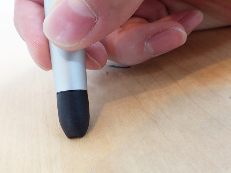 ボディの先端に電導性のゴムを使用した「SMART-TIP」が付いており、タッチペンとして機能する