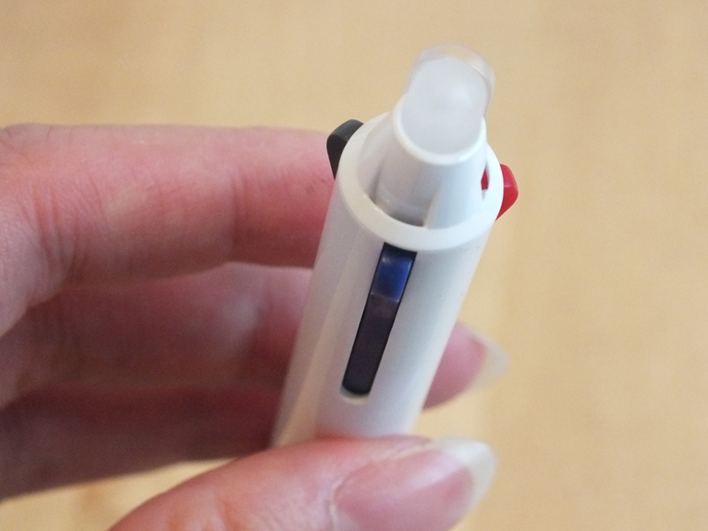 ボールペンのカラーは3色。フリクションインキなので書いても消せる