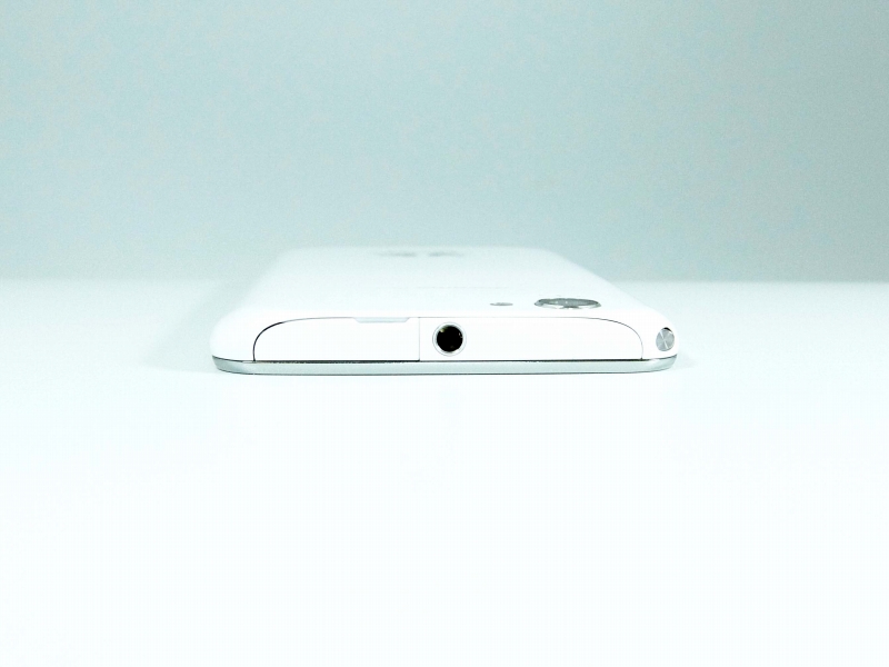 上部。中央にイヤホンジャック